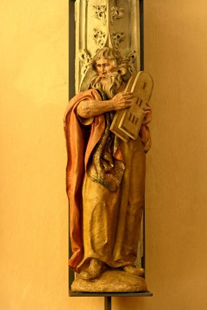 십계명판을 든 성 모세_photo by Thomas Hummel_in the Church of St Theresia in Rhens_Germany.jpg
